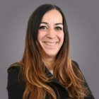 Jobs Porträt einer Frau mit langen braunen Haaren und schwarzem Oberteil