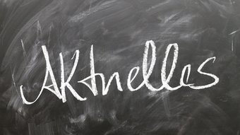 Veranstaltungen Schwarze Tafel mit dem weißen Schriftzug Aktuelles