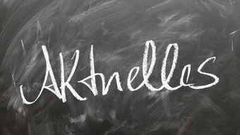 Home Lavagna nera con la scritta bianca Aggiornamenti