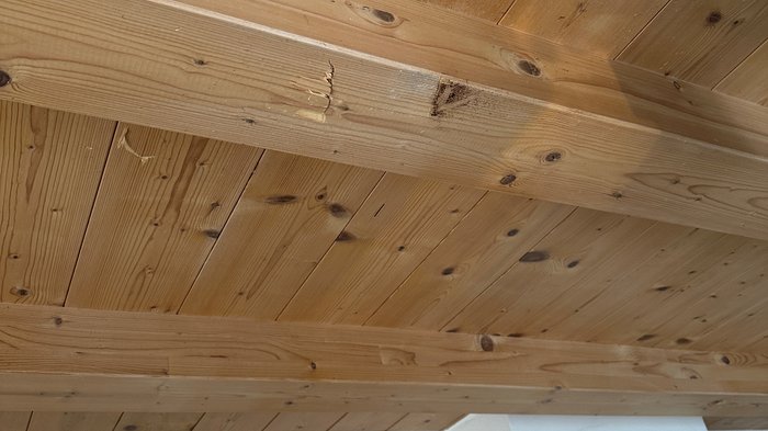 Esplosione in cucina: "È stata la moka" Soffitto in legno con orologio da cucina su muro bianco e kit di fermentazione