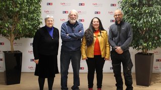 News Vier Personen stehen vor einer Wand mit LVH APA Logos zwischen zwei großen Pflanzen.