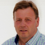 Oberpustertal Porträt eines Mannes mit kariertem Hemd vor weißem Hintergrund