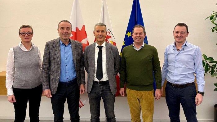 lvh-Spitze trifft Landespolitik zum Thema Raumordnung und Abfallbewirtschaftung Fünf Personen stehen vor Fahnen in einem formellen Gruppenfoto