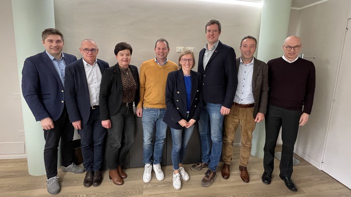 I vertici di lvh.apa incontrano l'assessora provinciale Magdalena Amhof: un dialogo orientato al futuro Foto di gruppo di otto persone davanti a una parete chiara