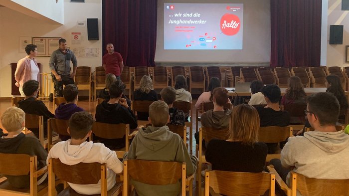 Mittelschule Mölten: Traumberufe im Handwerk und Gastgewerbe vorgestellt Jugendliche sitzen vor einem Vortrag mit dem Titel Junghandwerker im Gemeindehaus