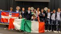 EuroSkills 2021: Zwei Medaillen für Südtirol Junge Menschen mit italienischen Flaggen und Medaillen in einer Gruppe auf der Bühne