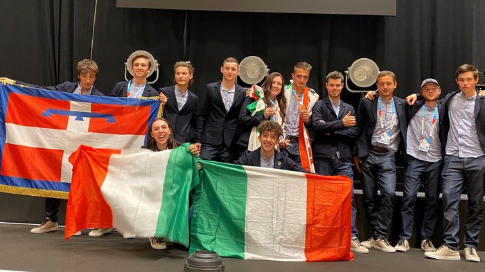 EuroSkills 2021: Zwei Medaillen für Südtirol Junge Menschen mit italienischen Flaggen und Medaillen in einer Gruppe auf der Bühne