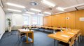 Vermietung Seminarräume Konferenzraum mit U-förmigem Tisch, Stühlen und Flipchart