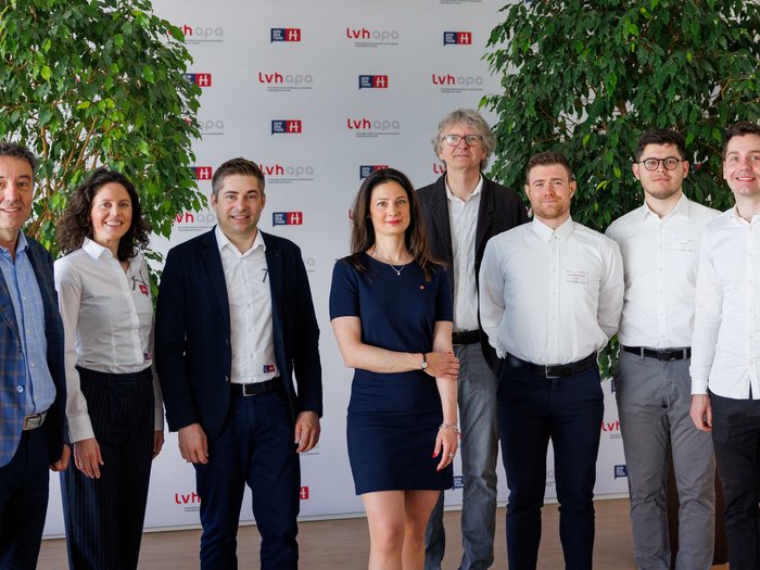 Zukunft gestalten mit KI: Die „KI-Tage 2025“ in Bozen setzen neue Maßstäbe im Handwerk Acht Personen posieren vor einem lvhapa und Generation H Banner