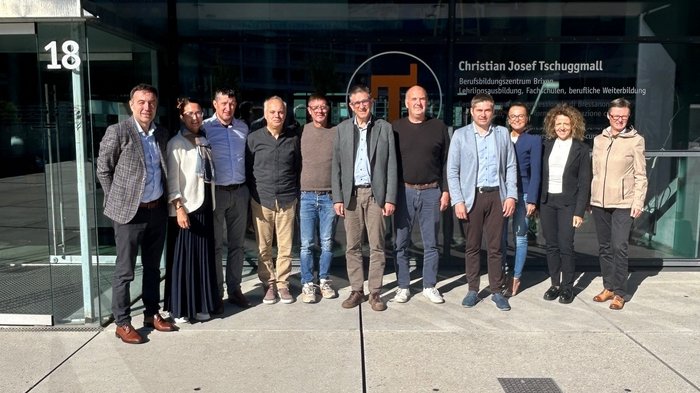 lvh zu Gast im Berufsbildungszentrum "Christian Josef Tschuggmall" in Brixen Gruppe von elf Personen vor einem Gebäude mit der Nummer 18