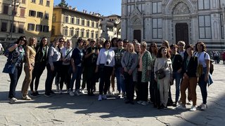 © lvh.apa Gruppenfoto vor der Basilika Santa Croce in Florenz bei sonnigem Wetter