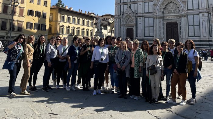 © lvh.apa Gruppenfoto vor der Basilika Santa Croce in Florenz bei sonnigem Wetter