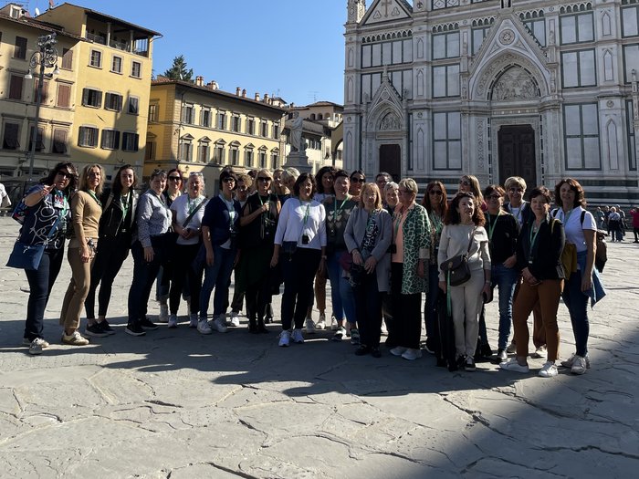 © lvh.apa Gruppenfoto vor der Basilika Santa Croce in Florenz bei sonnigem Wetter