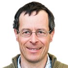 Policromatori e doratori Primo piano di uomo sorridente con occhiali su sfondo bianco