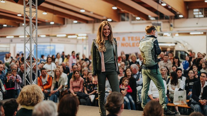 Erfolgreiche Bilanz der Eisacktaler Wirtschaftsschau: rund 20.000 Gäste begeistert Frau und Mann zeigen Outdoor-Bekleidung auf Modenschau vor Publikum