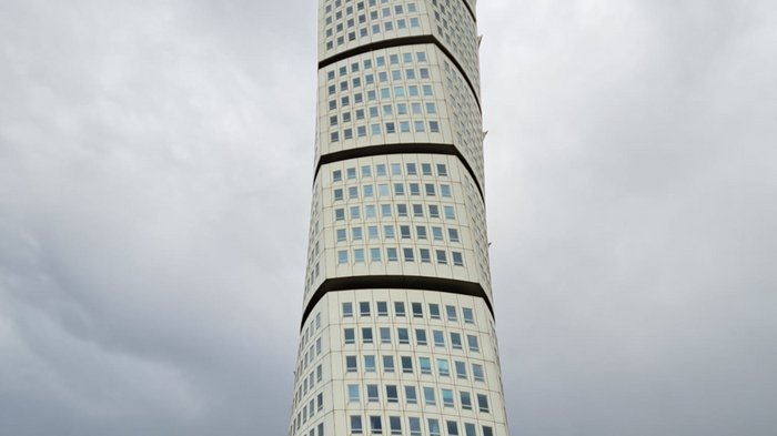 Reisefreudige Althandwerker/innen Der Turning Torso Wolkenkratzer in Malmö bei bewölktem Himmel
