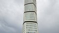 Reisefreudige Althandwerker/innen Der Turning Torso Wolkenkratzer in Malmö bei bewölktem Himmel