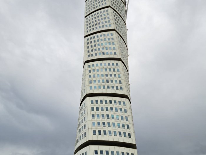 Reisefreudige Althandwerker/innen Der Turning Torso Wolkenkratzer in Malmö bei bewölktem Himmel