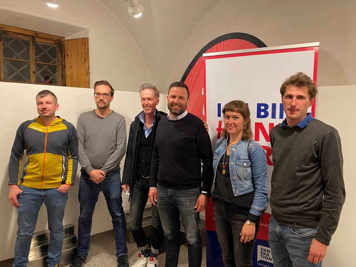 Neuer Ortsobmann in Toblach Sechs Personen stehen vor einem Banner mit rotem und blauem Text in einem Raum