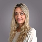 Il team di lvh.apa Ritratto di donna sorridente con capelli biondi lunghi su sfondo grigio