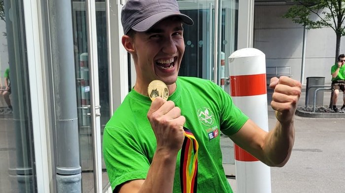 Carpentieri: Marcel Bolego è campione d’Europa! Giovane uomo felice con medaglia e maglietta verde all'aperto