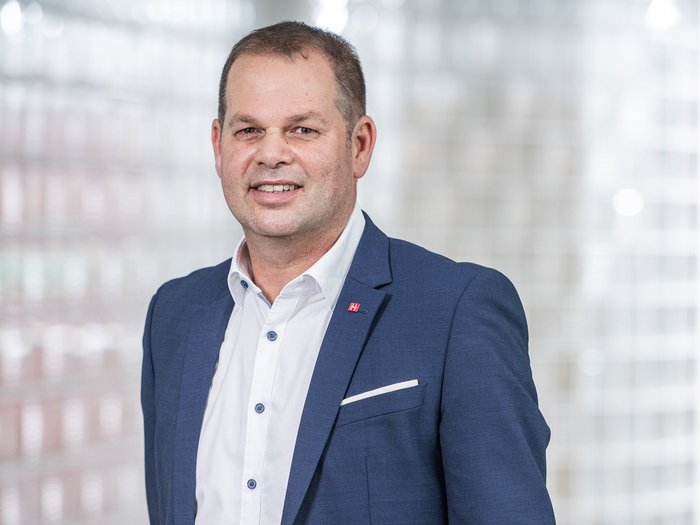 Sondertransport: Zusammenarbeit zwischen Unternehmen und der Stadtpolizei Bozen Porträt eines Mannes im blauen Anzug vor verschwommenem Hintergrund