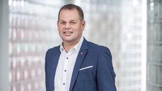 News Ritratto di un uomo con giacca blu davanti a sfondo sfocato