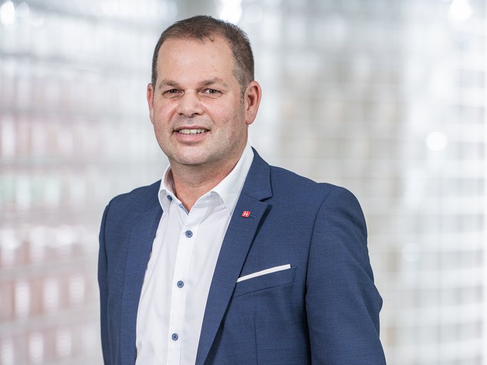 Trasporti eccezionali: collaborazione tra imprese e Polizia Municipale di Bolzano Ritratto di un uomo con giacca blu davanti a sfondo sfocato