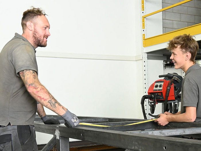 Sviluppo del mercato del lavoro: l’artigianato vede opportunità per i giovani e sottolinea la necessità di buone condizioni quadro Due uomini misurano una struttura metallica con un metro in officina