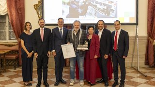 News Gruppe von sieben Personen bei einer Auszeichnung mit Urkunde und Trophäe