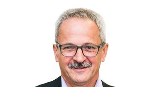 News Porträt eines älteren Mannes mit Brille und grauen Haaren vor weißem Hintergrund