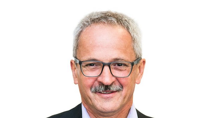 NOx Emissionen deutlich gesunken – trotz Lkw-Verkehr Porträt eines älteren Mannes mit Brille und grauen Haaren vor weißem Hintergrund