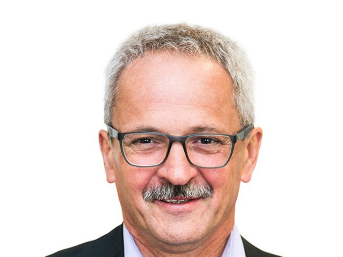 Warentransporteure leiden weiter Porträt eines älteren Mannes mit Brille und grauen Haaren vor weißem Hintergrund