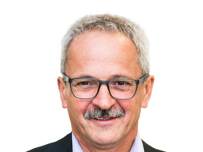 Warentransporteure: Schnelltests in Sterzing auf 25 Euro gesenkt Porträt eines älteren Mannes mit Brille und grauen Haaren vor weißem Hintergrund