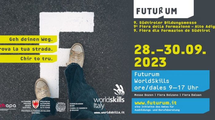 Futurum und World Skills Italy von 28. bis 30. September in Bozen Füße auf Wegmarkierung mit Infos zur Südtiroler Bildungsmesse Futurum 2023