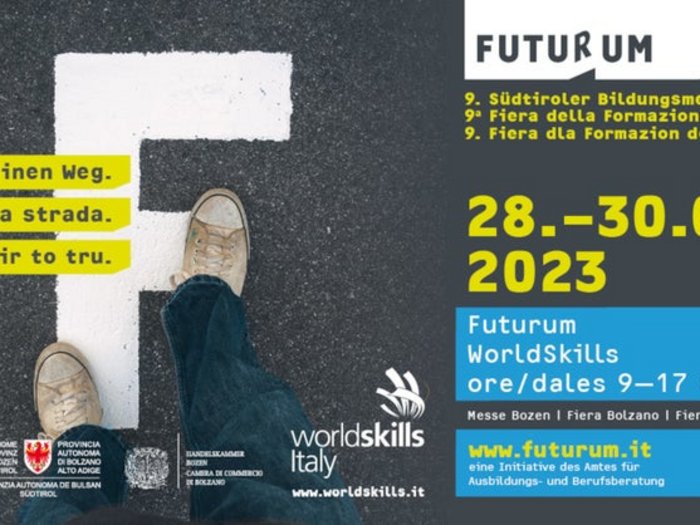 Futurum und World Skills Italy von 28. bis 30. September in Bozen Füße auf Wegmarkierung mit Infos zur Südtiroler Bildungsmesse Futurum 2023