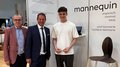lvh-Direktor Thomas Pardeller, lvh-Vizepräsident Hannes Mussak und Emil Tammerle © lvh.apa Drei Männer vor Messestand mit modernem Stuhl aus Holz