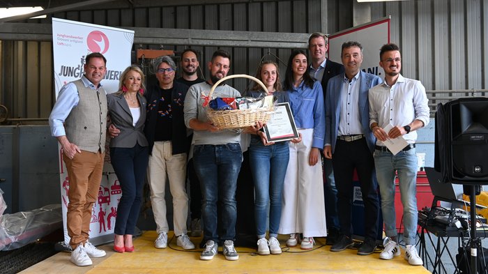 Proclamata la Giovane artigiana dell'anno Gruppo di dieci persone durante premiazione con cesto regalo e certificato
