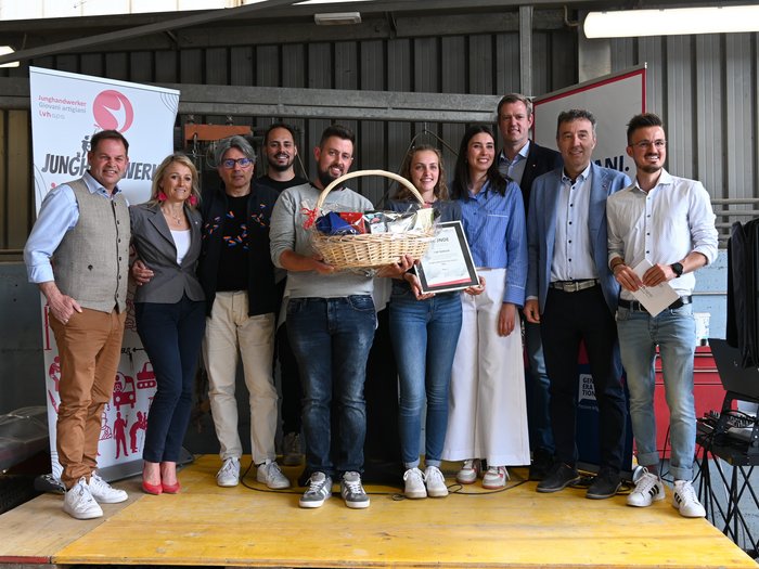 Junghandwerkerin des Jahres gekürt Gruppe von zehn Personen bei Preisverleihung mit Geschenkekorb und Urkunde