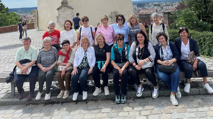 Tre giorni indimenticabili a Graz Gruppo di donne sedute davanti a un muro storico con la città sullo sfondo