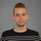 Emanuel Gufler Ritratto di un giovane con maglione a righe davanti a sfondo grigio