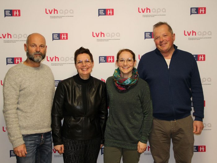 Rosmarie Kircher riconfermata presidente dei fioristi Quattro persone davanti allo sfondo lvh apa e Generation H