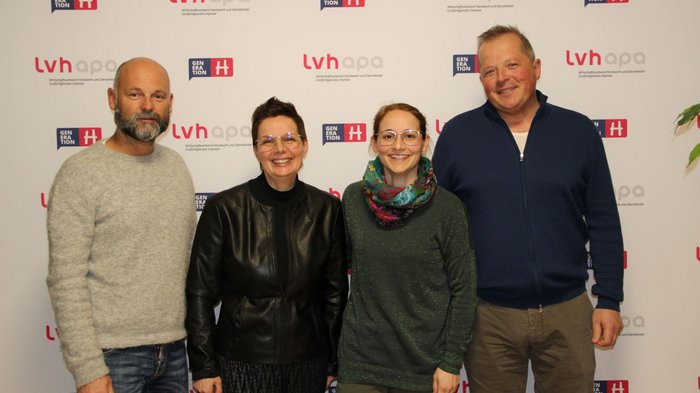 Rosmarie Kircher bleibt Obfrau der Floristinnen und Floristen Vier Personen vor lvh apa und Generation H Hintergrund