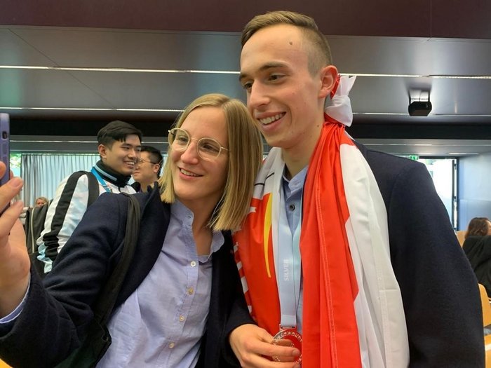 WorldSkills 2022 Special Edition: Weitere Silbermedaille für Südtirol Zwei Personen machen ein Selfie, eine trägt eine Silbermedaille und eine Fahne