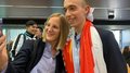 WorldSkills 2022 Special Edition: Weitere Silbermedaille für Südtirol Zwei Personen machen ein Selfie, eine trägt eine Silbermedaille und eine Fahne