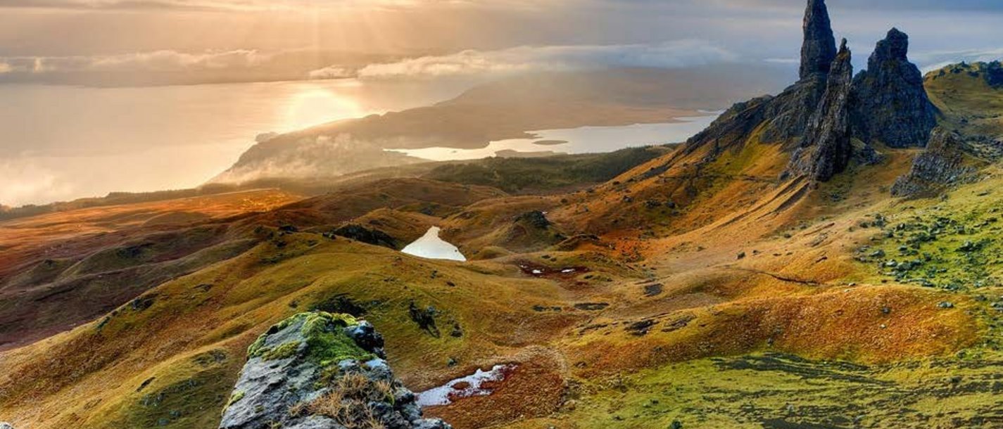 Althandwerker Felsformationen und Hügel mit Sonnenuntergang über einem See