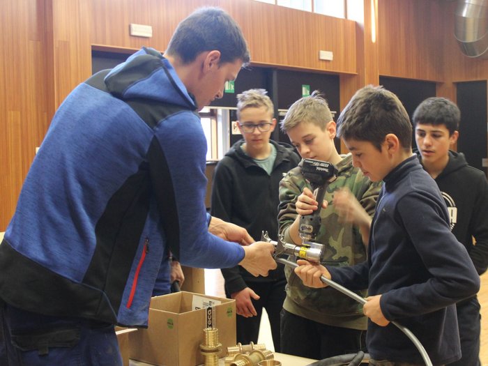 A San Genesio un’intera giornata dedicata all’artigianato Ragazzo impara a usare gli attrezzi con l'insegnante in una stanza di legno