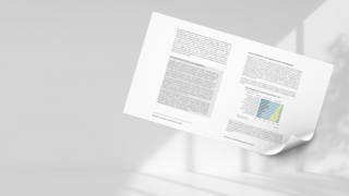 News Geöffneter Bericht mit Text und Diagrammen auf hellem Hintergrund