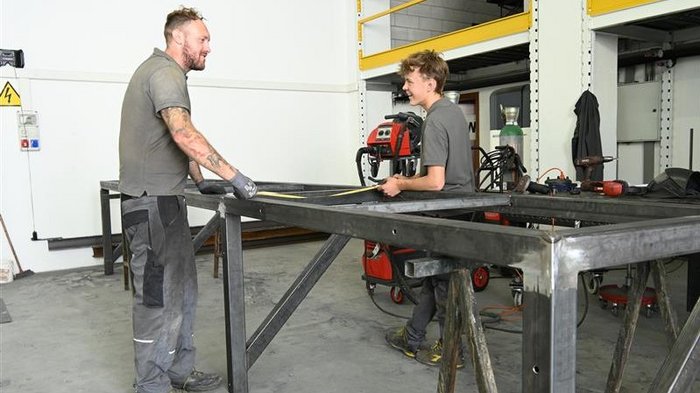 Mettersi all'opera con mani e cuore: l'apprendista fabbro Jakob Lantschner racconta la sua formazione artigianale Due operai misurano insieme una struttura metallica in una officina