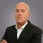 Christian Fantinati Ritratto di uomo serio in abito davanti a sfondo neutro